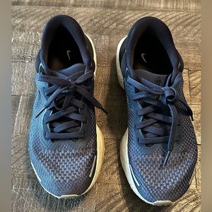 Nike invincible run size 7.5 men/ 9 women